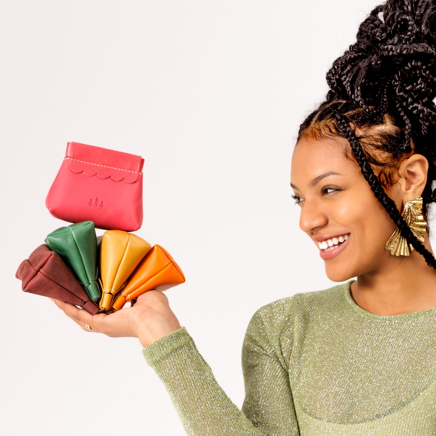 Small Leather Coin Pouch with Scalloped Detail - Stylish & Secure